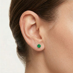 Stříbrné náušnice s kulatým syntetickým smaragdem