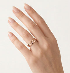 Prsten z růžového zlata s detailem kamene