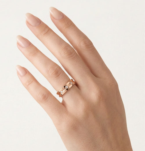 Prsten z růžového zlata s detailem kamene