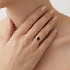 Prsten ze žlutého zlata ve tvaru srdce s granátem