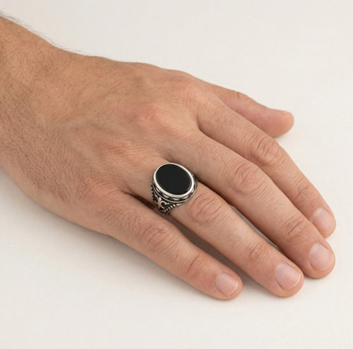 Pánský stříbrný prsten s tmavým onyxem