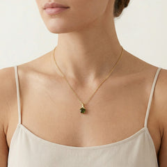 Pendentif rond en or avec moldavite