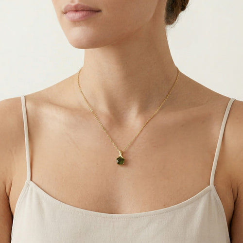 Pendentif rond en or avec moldavite