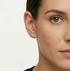 18kt zlaté náušnice s kubickými zirkony a bezpečným šroubovacím uzávěrem