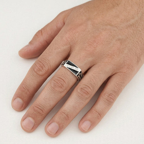 Pánský prsten ze stříbra se smaltem a kubickými zirkony, diagonální design