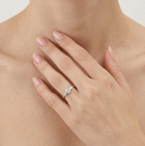 Anillo de plata con circonita cúbica engastada en bisel