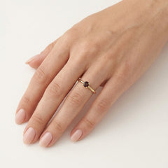 Anillo clásico de granate para mujer