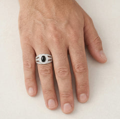 Pánský prsten s oválným onyxem v rámečku