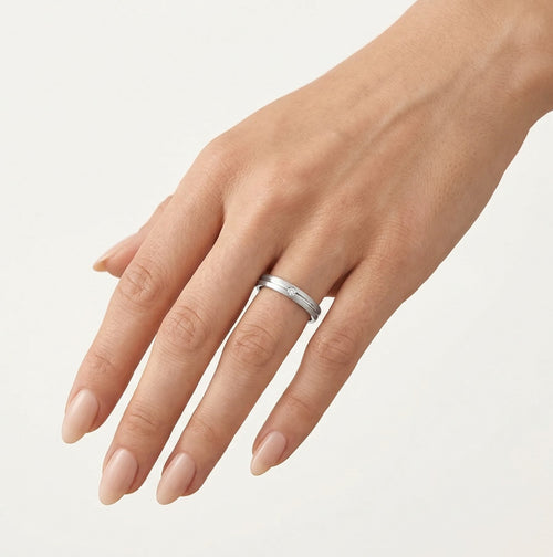 Anillo de boda solitario de oro blanco con línea