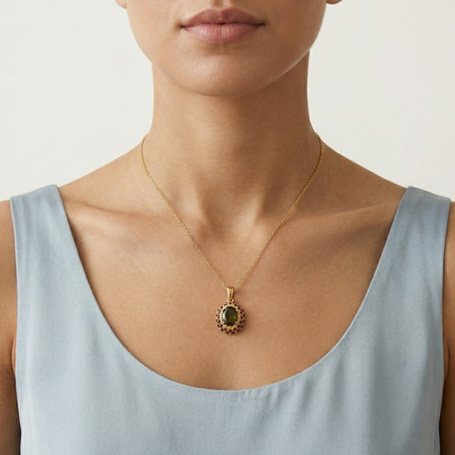 Verzaubernder Glanz in Gelbgold mit Moldavit-Stein und Granatfassung