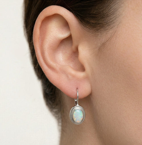 Boucles d’oreilles ovales simples en opale blanche avec fermoir à levier