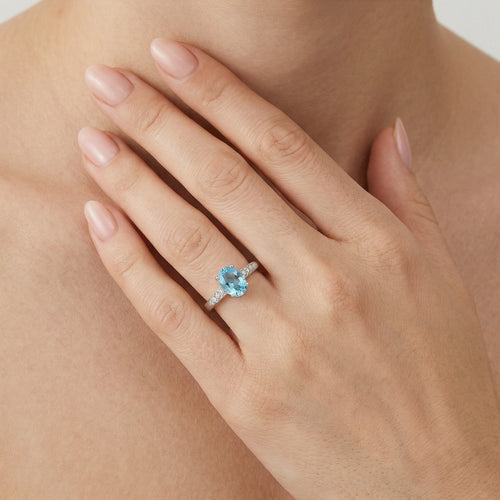 Bague en argent avec topaze bleue et zircon cubique