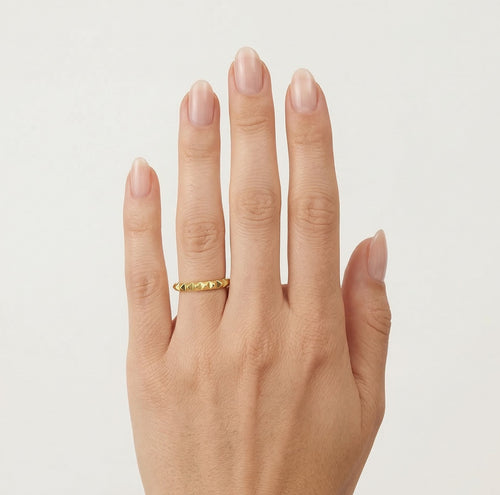 Zlatý prsten ve tvaru pyramidy