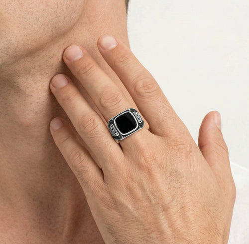 Pánský prsten se vzorem řeckého klíče a onyxem