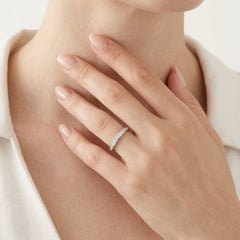 Dazzling white gold ring with diamonds