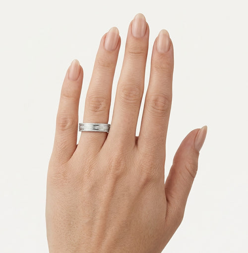 Anillo de boda solitario en oro blanco con acabado mate