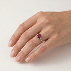 Bague en or blanc avec rubis ovale et diamants.