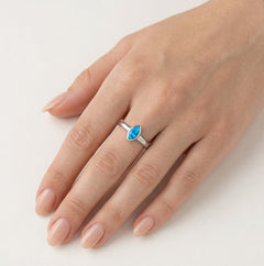 Stříbrný prsten s modrým oválným opálem