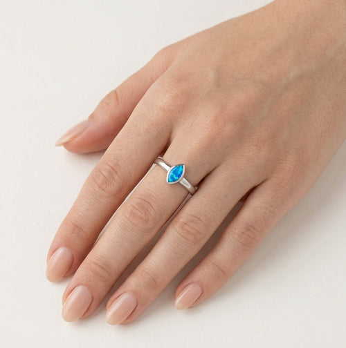 Stříbrný prsten s modrým oválným opálem