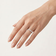 Anillo de boda elegante y ancho de oro blanco