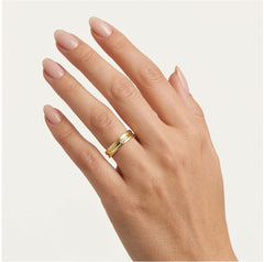 Bague de mariage solitaire en or jaune avec ligne gravée.