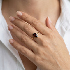 Bague simple en or jaune avec grenat taille poire