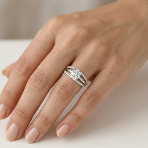 Prsten z bílého zlata s centrálním kubickým zirkonem a postranními zirkony