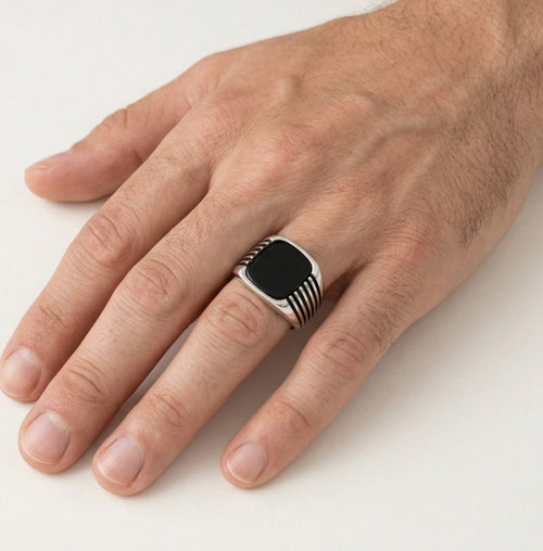 Pánský stříbrný prsten s onyxem a bočními liniemi