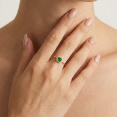 Zlatý prsten s cushion syntetickým smaragdem