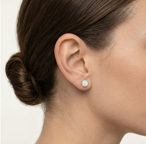 Zlaté náušnice s bílým opálem