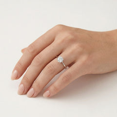 Bague effilée en or blanc avec zirconium cubique convexe