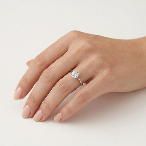 Weißgold-Ring mit konischem Verlauf und gewölbtem Zirkonia