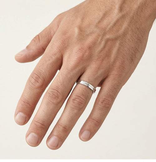 Drobný čtyřhranný prsten z bílého zlata