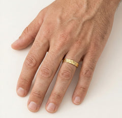 Bague de mariage détaillée en or jaune