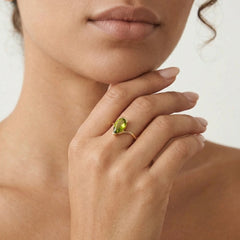 Pear fine step cut moldavite gold ringBague en or avec moldavite taille poire à facettes fines