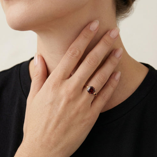 Granate talla cojín en engaste de garra en V