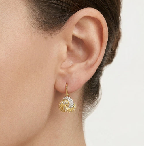 Boucles d’oreilles nouées en or avec zirconium cubique