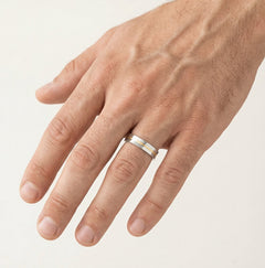 Anillo de boda pulido de oro blanco y amarillo