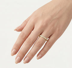 Zlatý prsten s jednou řadou kubických zirkonů