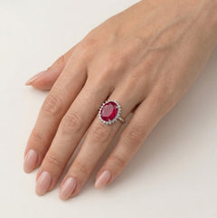 Anillo halo de plata esterlina con rubí ovalado