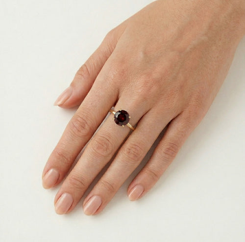 Gelbgoldring mit einem runden Granat