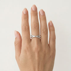 Bague en argent design X avec zirconium cubique.