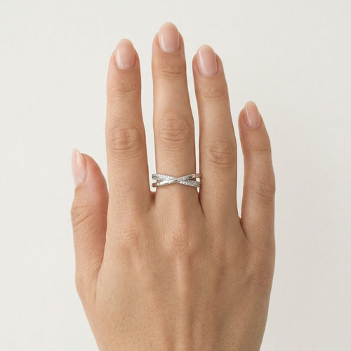 Bague en argent design X avec zirconium cubique.