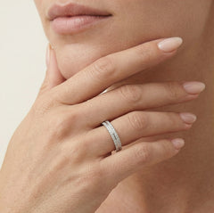 Bague argentée scintillante à double rangée