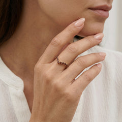 V-förmiger Ring mit rundem Granat