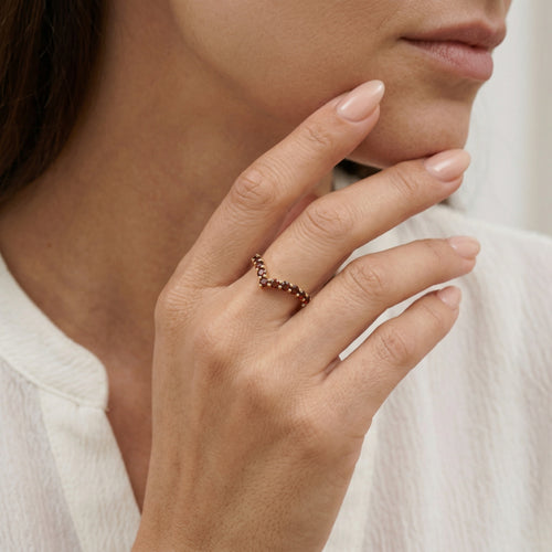 V-förmiger Ring mit rundem Granat