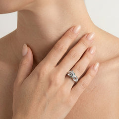 Stříbrný prsten s panterem, smaragdové oči a onyx