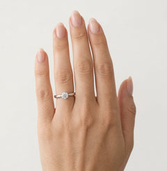 Prsten z bílého zlata s kulatým diamantem