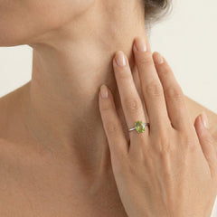 Anillo ovalado de belleza con zultanita