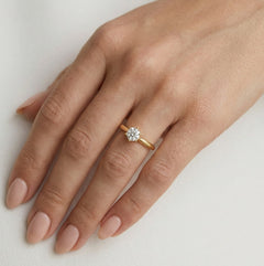 Classic yellow gold zircon ring